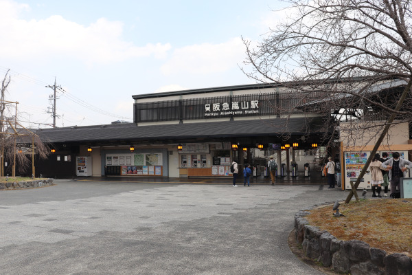 阪急嵐山の駅前