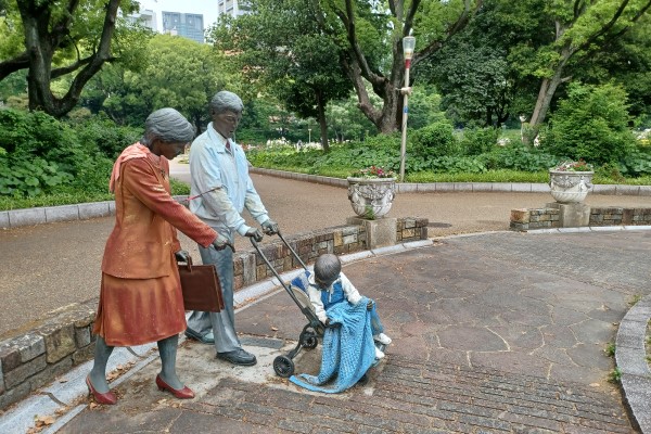 Statues in Utsubo Park