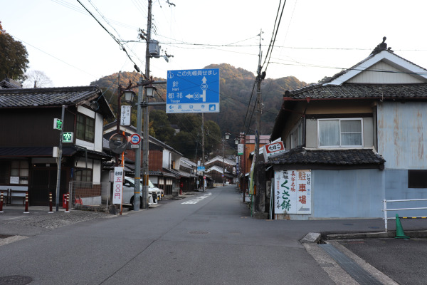 初瀬街道と東海自然歩道の分岐点