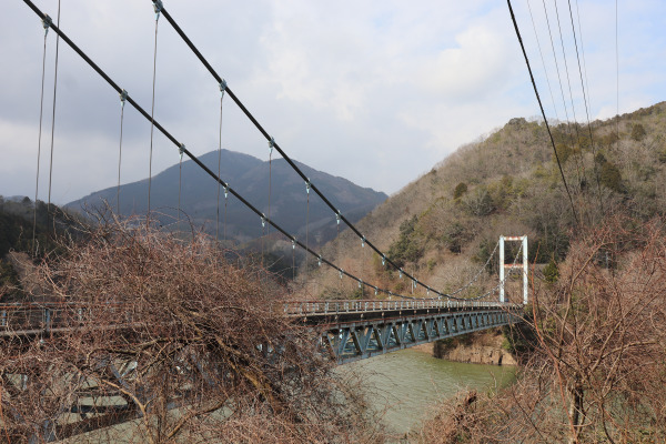 室生湖にかかる吊り橋