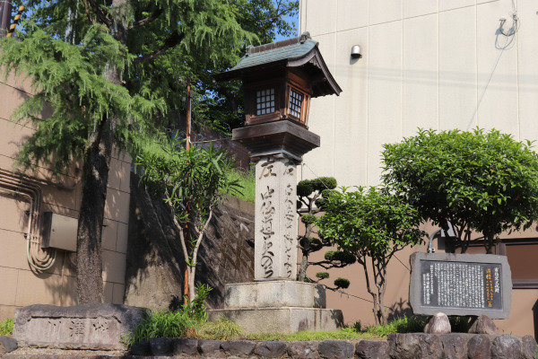Stone marker are are every intersection of Kaido. Like this one of the Nakasendo and Tokaido in Kusatsu, Shiga