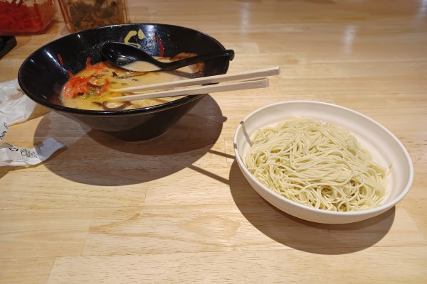 a serving of kaedama next to a bowl of Nagahama Hakata ramen