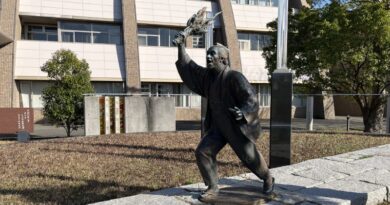 Statue of Hamguchi Goryo