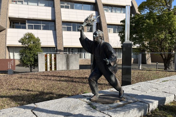 The statue of Hamguchi Goryo in Hirokawa Town