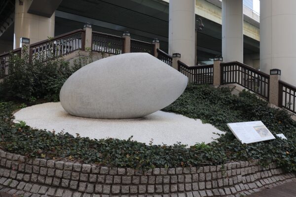 monument of a grain of rice dedicated to Yodoya Gento