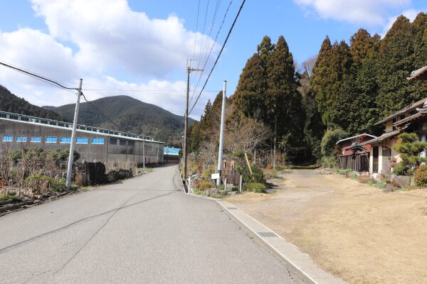 小川の関への道