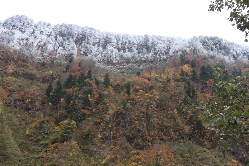 Tateyama Mountain ridge as seen from the trail to the waterfall 