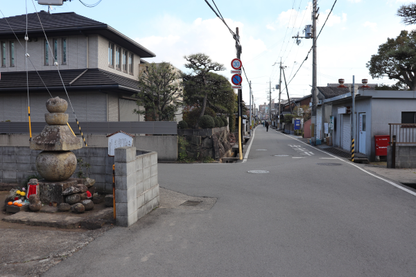 西国街道沿いの五輪塔