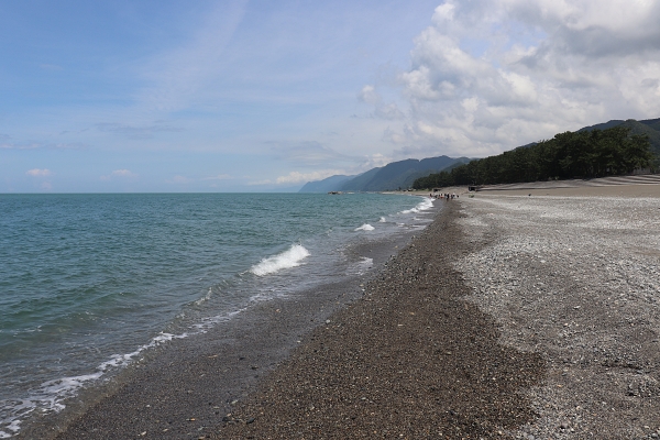 ヒスイ海岸の砂利浜