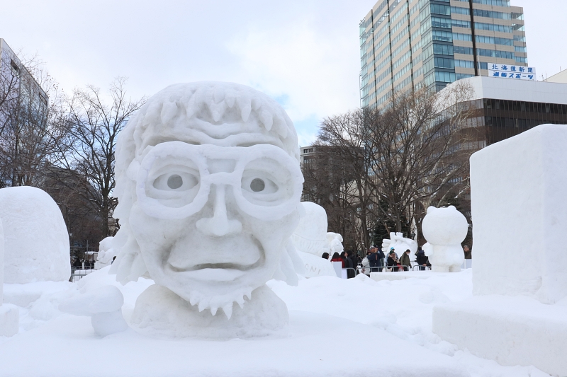 さっぽろ雪まつりの「はいよろこんで」の雪像