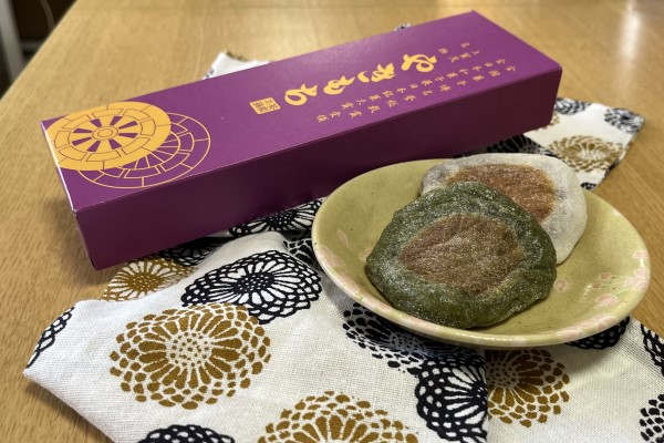 yakimochi, a type of Kyoto traditional mochi, grilled with sweet red bean paste at Kamigamo Shrine. 