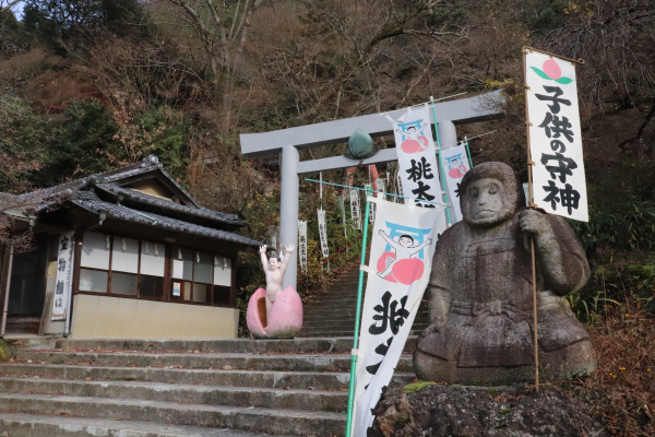 桃から生まれた桃太郎が