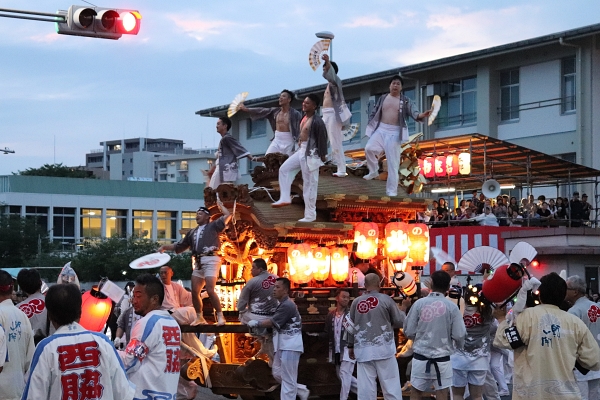 杭全神社に宮入りするだんじり