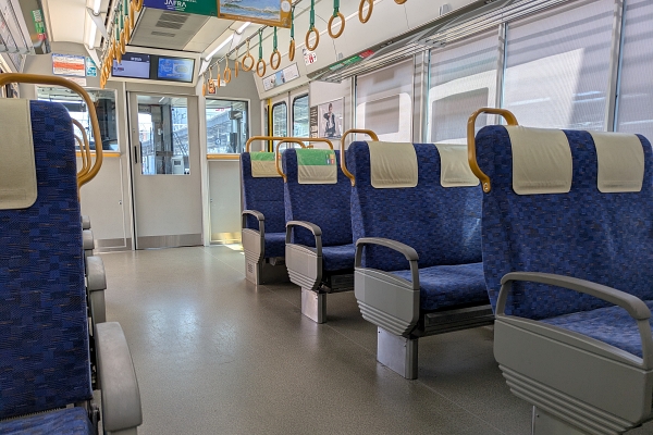 クロスシートの車内