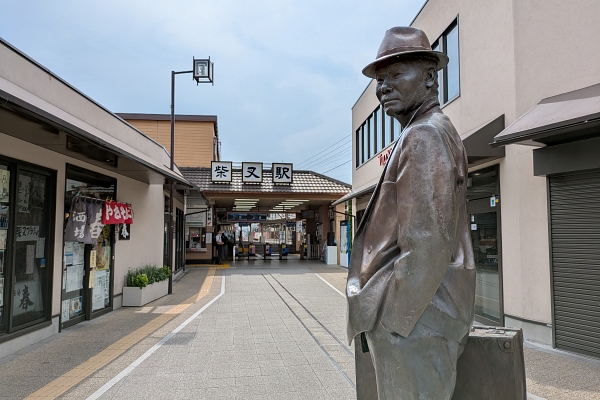 柴又駅と寅さんの像