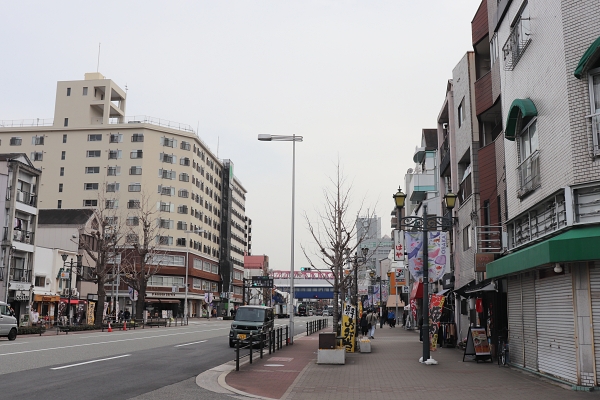 大阪港駅への道