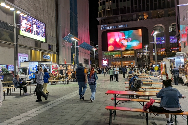 歌舞伎町タワーの前