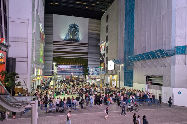 歌舞伎町タワーの前