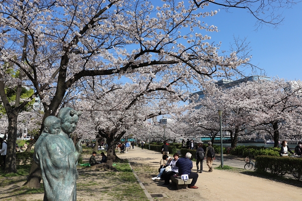 天満の子守歌の像