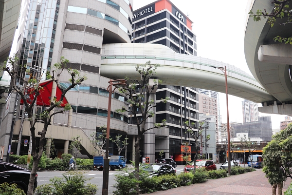高速道路がビルの中に入っていくところ